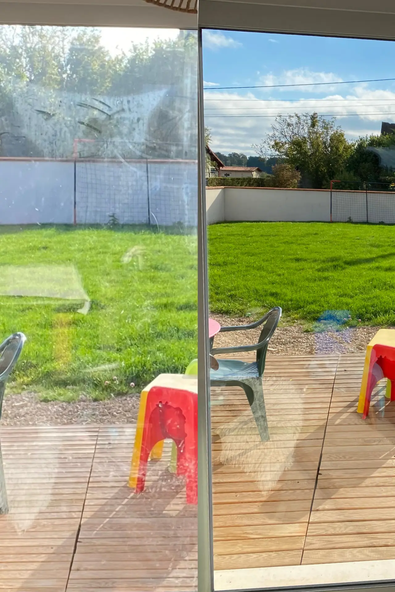 Comparaison avant et après le nettoyage d'une baie vitrée